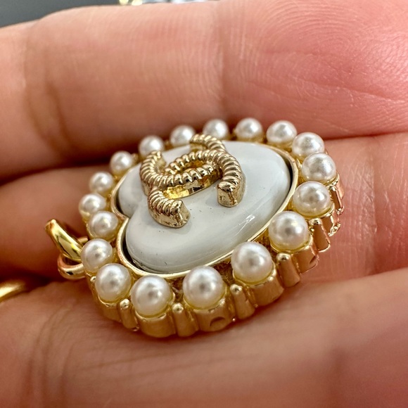 Luxury Charm with Pearls on Unbranded necklace - Picture 4 of 5